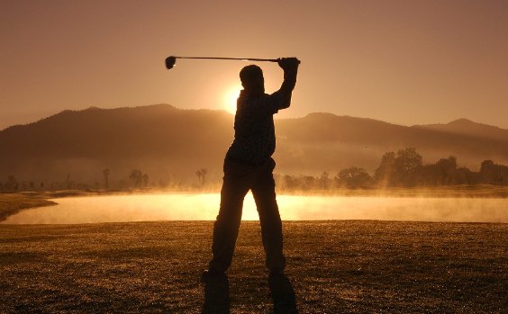 Golf bei Sonnenuntergang